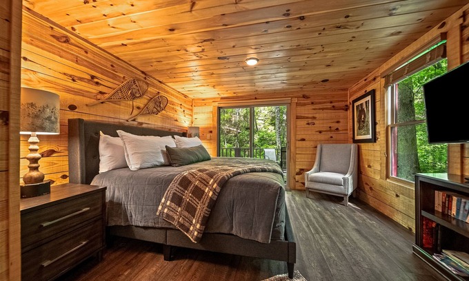 Walnut Mountain Cabin | Waterfall Lake Retreat- On lake with kayaks and hot tub