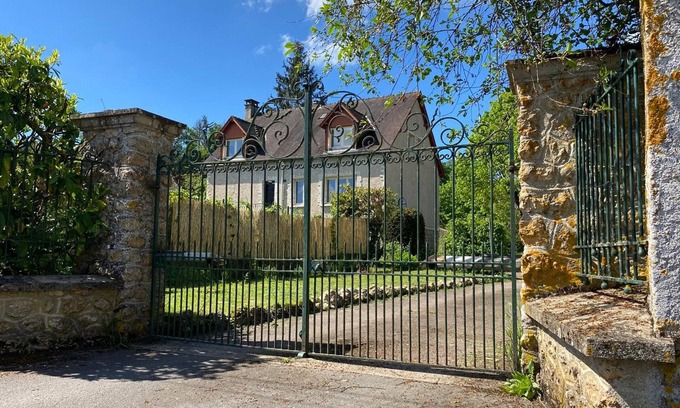 La Chartre-sur-le-Loir Cottage | Waterfront Retreat: Spacious 6-Bedroom House with Parking, Modern Amenities, and Veranda for Relaxation