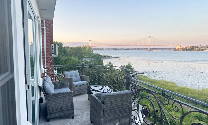 College Point Bed & Breakfast | Waterfront 1-Bedroom AC and Wi-Fi in welcoming Queens