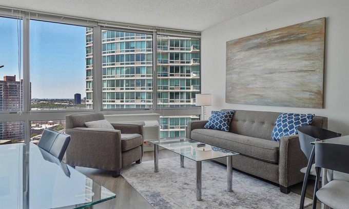 Colgate Center Apartment | Waterfront 1BR w. Prime Manhattan Skyline Views | Pet-friendly