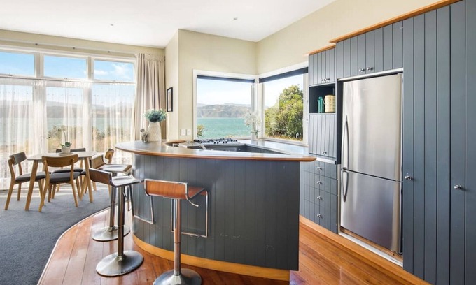 Wellington House | Waterfront 2-bed cottage, Karaka Bays