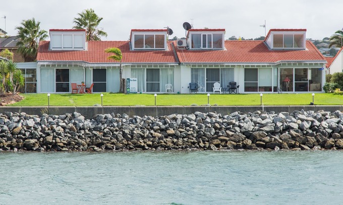 Port Lincoln Apartment | Waterfront 2 bedroom Apartment located on the town side of the Marina