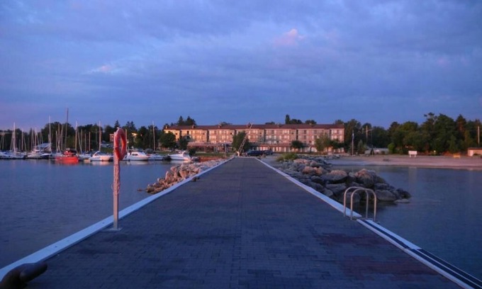 Thornbury Condo | Waterfront 2 bedroom condo- amazing views and across from sandy public beach