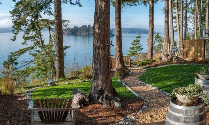 Puget Sound House | Waterfront, 2 kitchens, 2 living areas, 3 bedrooms, 3 bathrooms. Quiet.