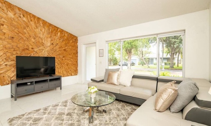 Pembroke Pines Villa | Waterfront 2-Story Villa with Heated Pool