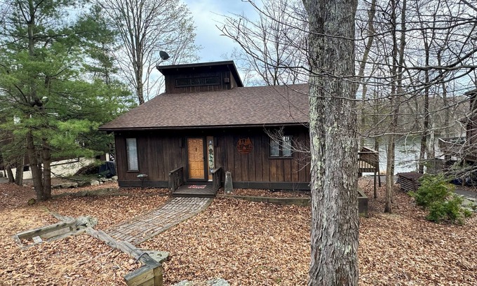 Wallenpaupauk Lake Estates Cabin | Waterfront 3-bed cabin in fabulous Lake Ariel with WiFi, AC, near pool & fitness