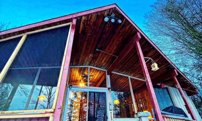 Kirkfield Cottage | Waterfront 3 Bedroom Kawartha Cottage