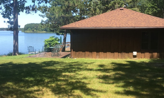 Tomahawk Cottage | Waterfront 3 Bedroom Cottage on Beautiful Lake Nokomis