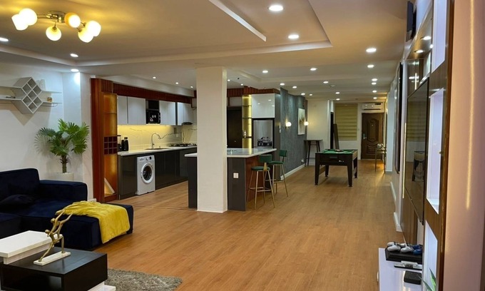 Lekki Phase 1 Apartment | ❤WATERFRONT 3BR APARTMENT W/FREE PARKING WiFi NETFLIX SWIMMING POOL 65 Smart TV