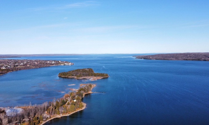 Manitoulin District Cottage | Waterfront 4 season cottage.