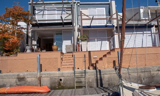 Waterfront House | WATERFRONT 47 SPINNIKER