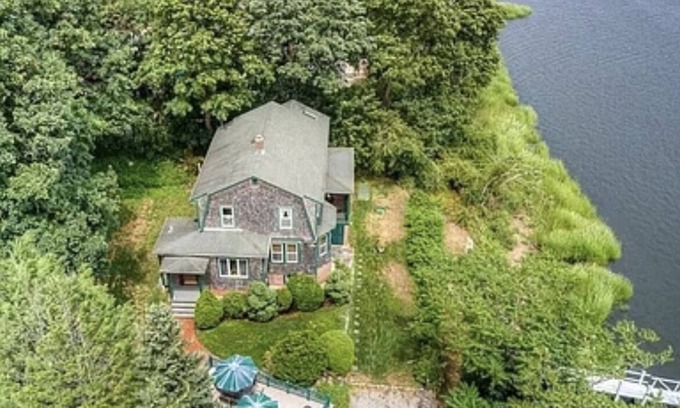 East Greenwich House | Waterfront 4bed, 3.5bath home in downtown East Greenwich walk to Main Street!