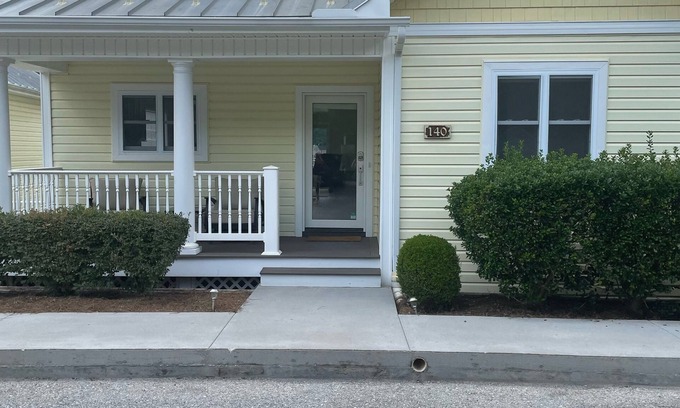 La Follette House | Waterfront 5 Bed, 4 bath w/Golf, Winery, Tiki bar, Deerfield Marina, & boat slip