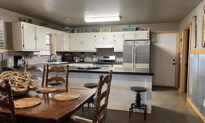 Desha House | waterfront 5 bedroom hot tub
