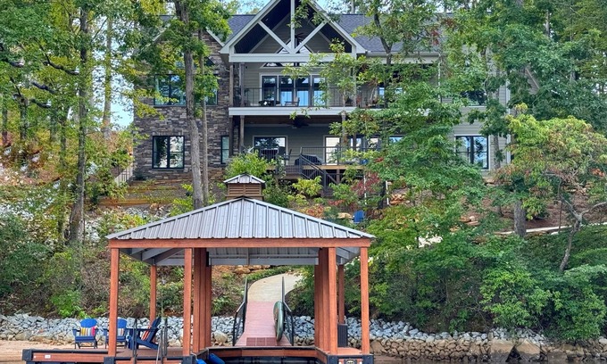 Six Mile House | Waterfront 5BD/5BA Private Dock & 9P-Hottub