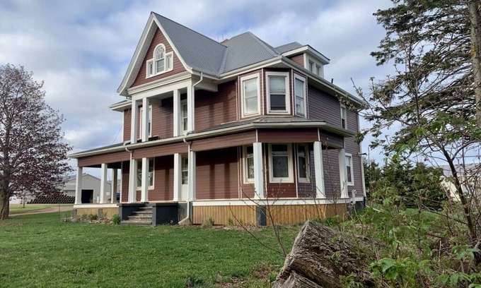 Summerside House | Waterfront 6 bedroom (8 beds) , 51/2 bath house in Summerside, Pei.