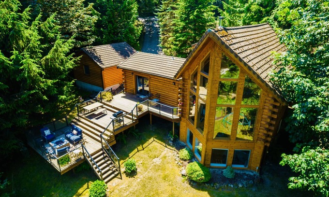 Riverbend House | ❤Waterfront Acre | 180° Views | Custom Log Home | By Vacationloghome