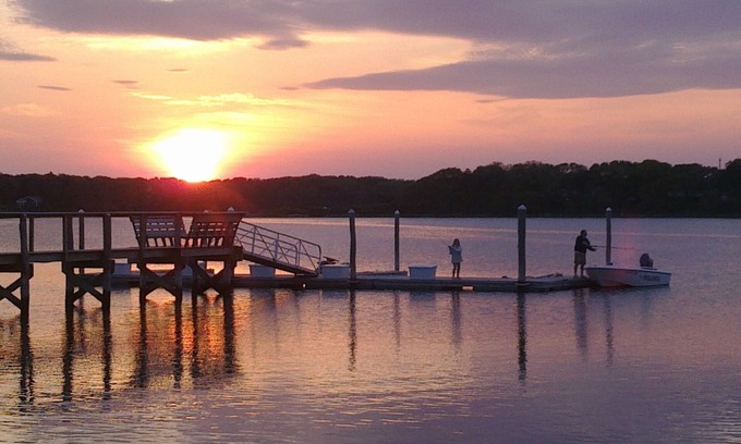 West Dennis Cottage | Waterfront, Amazing Sunsets, Dock, Fishing and Small Beach, 2 bedrooms sleeps 4