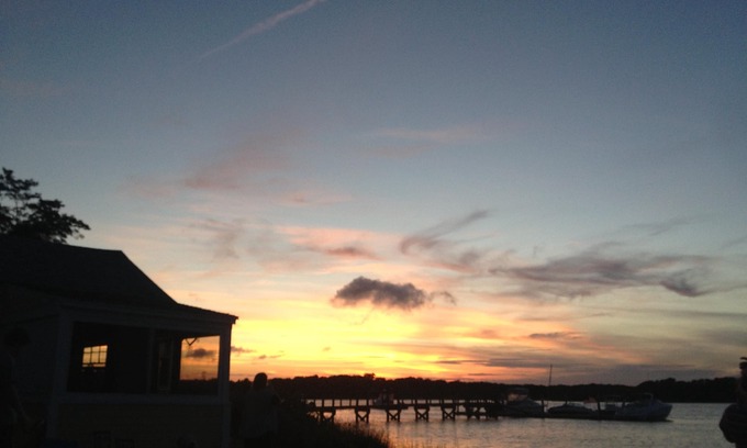 West Dennis Cabin | Waterfront, Amazing Sunsets, Dock, Fishing and a Small Beach, 1 Bedroom Sleeps 3