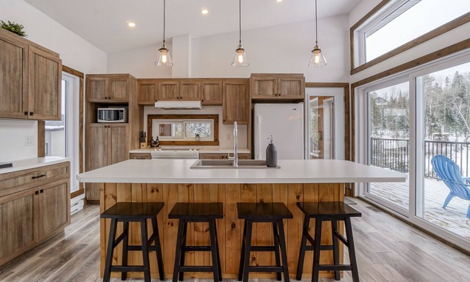 Saint Come Ski Chalet | Waterfront and Spa