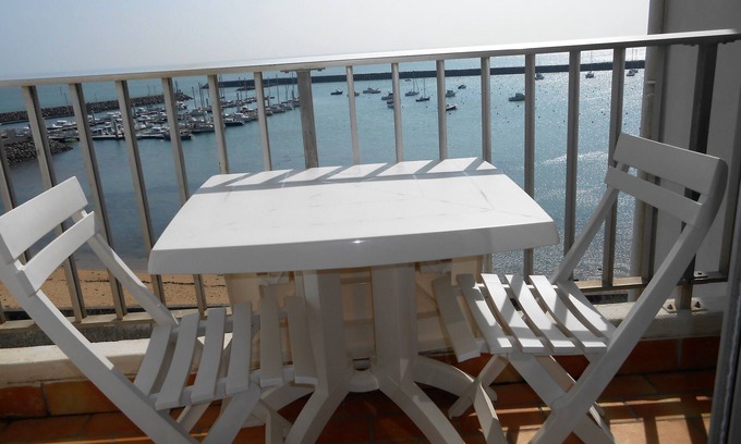 Jard-sur-Mer Apartment | WATERFRONT APARTMENT