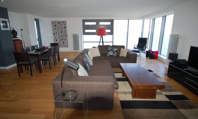 Newhaven Apartment | Waterfront Apartment with Spectacular Views to the Bridges and Castle