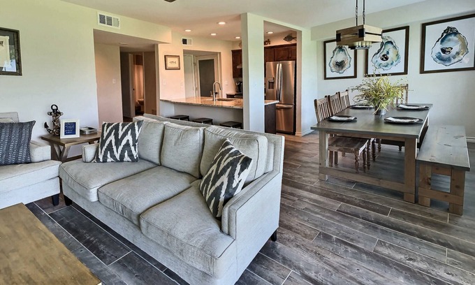 Harbor Oaks Condo | Waterfront Bayhouse condo on Canoe Lake. Three Pools. Boat slip. Tennis.