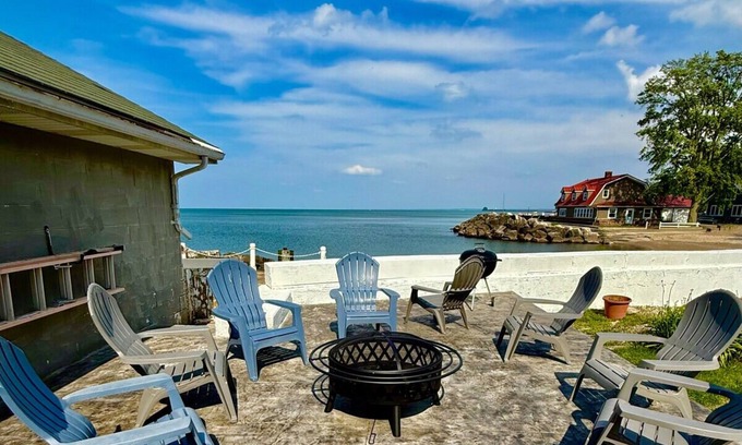 Huron House | Waterfront Beach Home-3Bdrms/2Bth-close to everything!