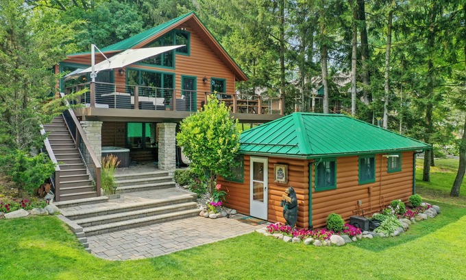 Higgins Lake House | Waterfront/Beach/HotTub/Boat Mooring/Foosball@LittleBear-Perfect for 2 families!