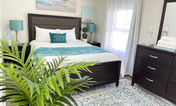 Bellmore House | Waterfront Beach House 30 Min from New York City