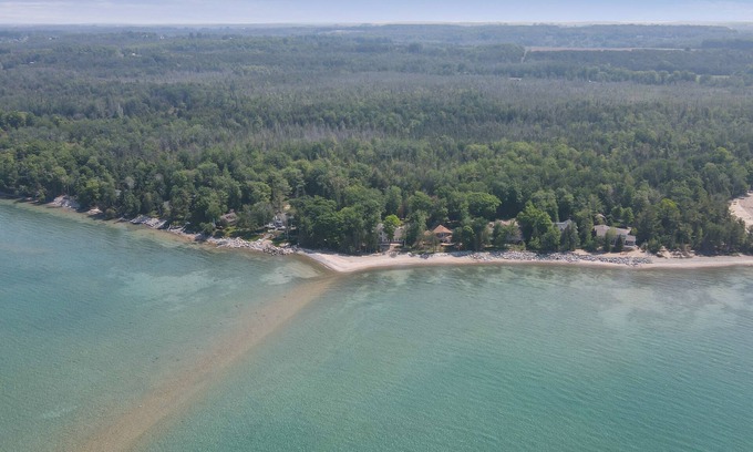 Charlevoix House | Waterfront | Beachfront | Private on Lake Michigan | 15 mins to Charlevoix