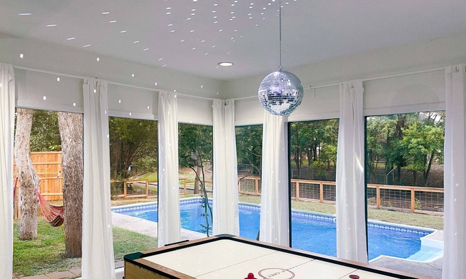 Granbury House | Waterfront/Beauty Bar/Family Fun/2 King Beds