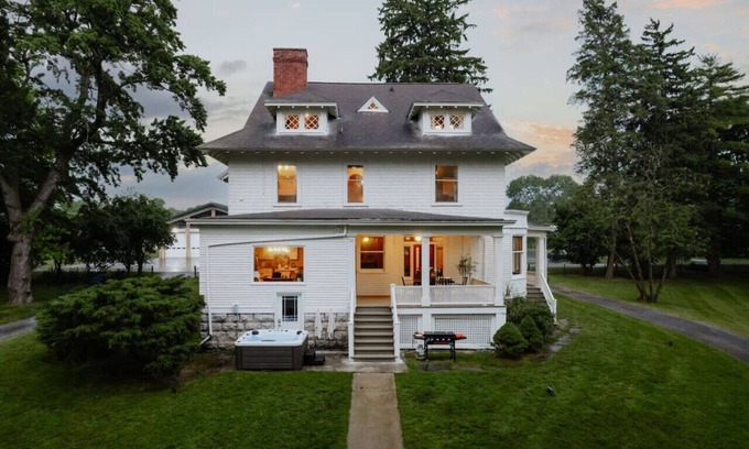 Melrose Park House | Waterfront, Boat, Hot Tub, Movie Theater Firepit