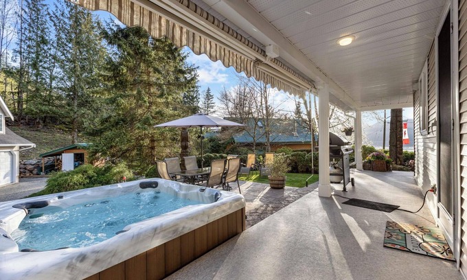Harrison Hot Springs House | Waterfront Harrison Lake Retreat