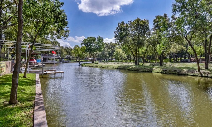 Marble Falls House | WATERFRONT CABIN Lake LBJ Cove, Fish/Float!, Fenced Yard PETS OK, Panoramic View