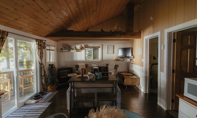South Bruce Peninsula Cabin | Waterfront Cabin on Boat Lake! 2bed, 1bath, Pet Friendly. A serene getaway!