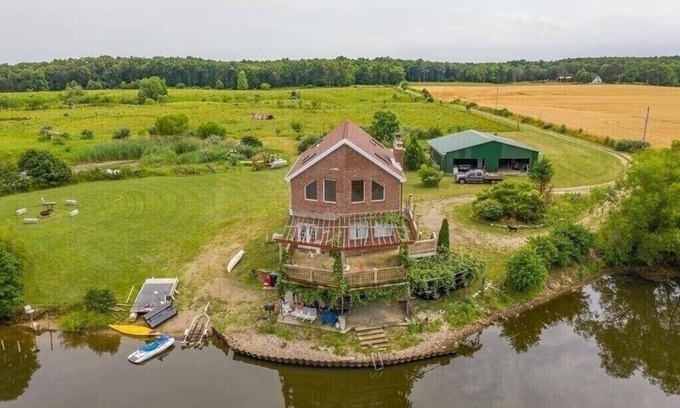 Newton Cabin | WATERFRONT CABIN
