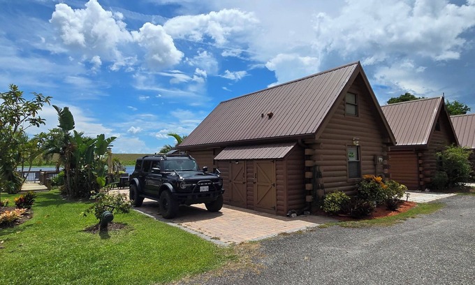 Okeechobee Cabin | Waterfront Cabin with boat dock on Okeechobee Rim Canal