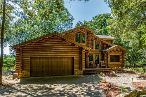 Mayes County House | Waterfront Cabin with Barbecue in Langley, Oklahoma