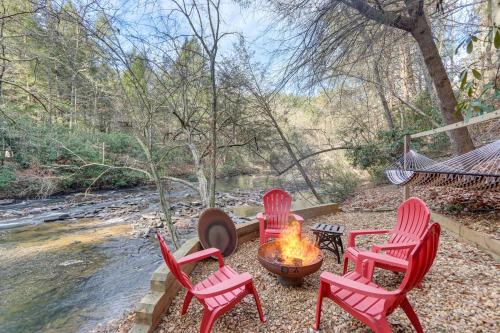 Ellijay House | Waterfront Cabin with Beautiful River View and Hot Tub