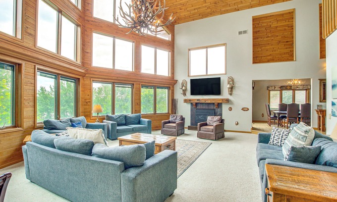 Day Cabin | Waterfront Central Wisconsin Cabin w/Indoor Pool!