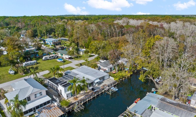 Weeki Wachee Gardens Cottage | Waterfront! Charming & Quaint Cottage