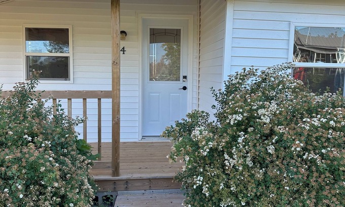 Stanhope Cottage | Waterfront Club House-up to 10 people-new renovations