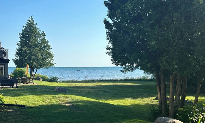 Collingwood House | Waterfront Collingwood Bungalow Design Condo Stacked Townhouse + Trails/Blue Mtn