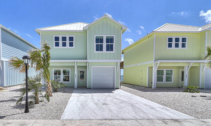 Palm Harbor House | Waterfront,Community Pool, Personal Hottub,Walk to Bars, Restaurants and Pier