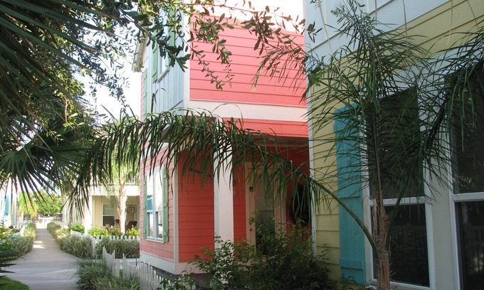 Sailhouse House | Waterfront community with its own private beach and fishing pier.