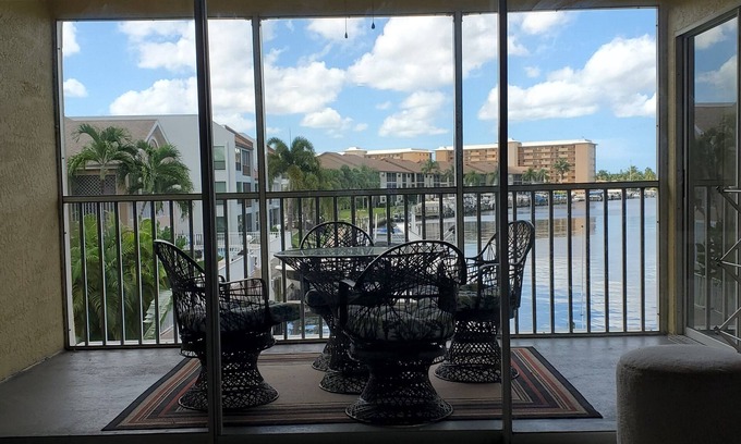 Caloosahatchee Condo | Waterfront condo close to everything S.E. Cape Coral. Excellent location.