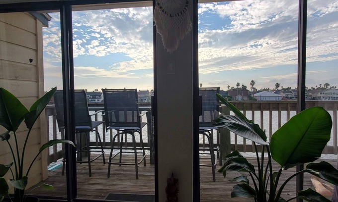 Corpus Christi Condo | Waterfront condo with incredible sunset view and fishing from the pier.