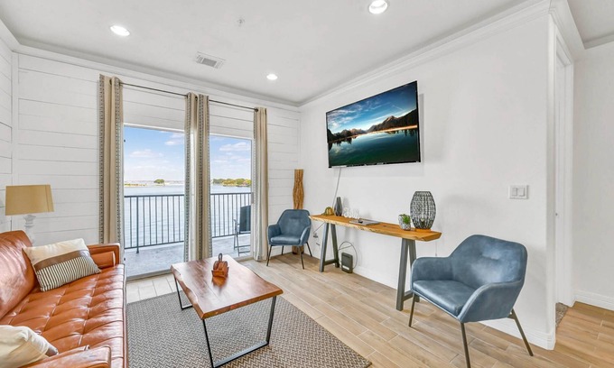 Seven Coves Condo | Waterfront Condo with Pool, Boat Access, Tennis Courts & Fully Equipped Kitchen | Ideal Lake Getaway