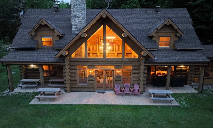 Fiddler Lake Resort Ski Chalet | Waterfront - corpo friendly, huge log chalet